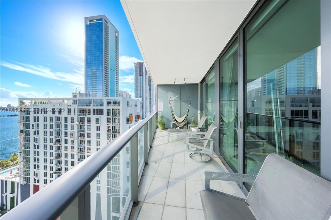 待售: $720,000 (2 贝兹, 2 浴室, 1073 平方英尺)