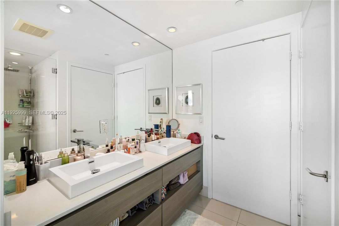 待售: $720,000 (2 贝兹, 2 浴室, 1073 平方英尺)