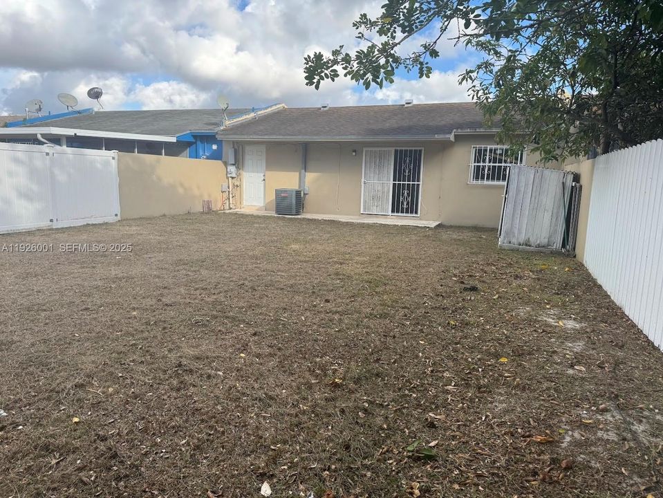 出租: $2,600 (3 贝兹, 1 浴室, 1019 平方英尺)