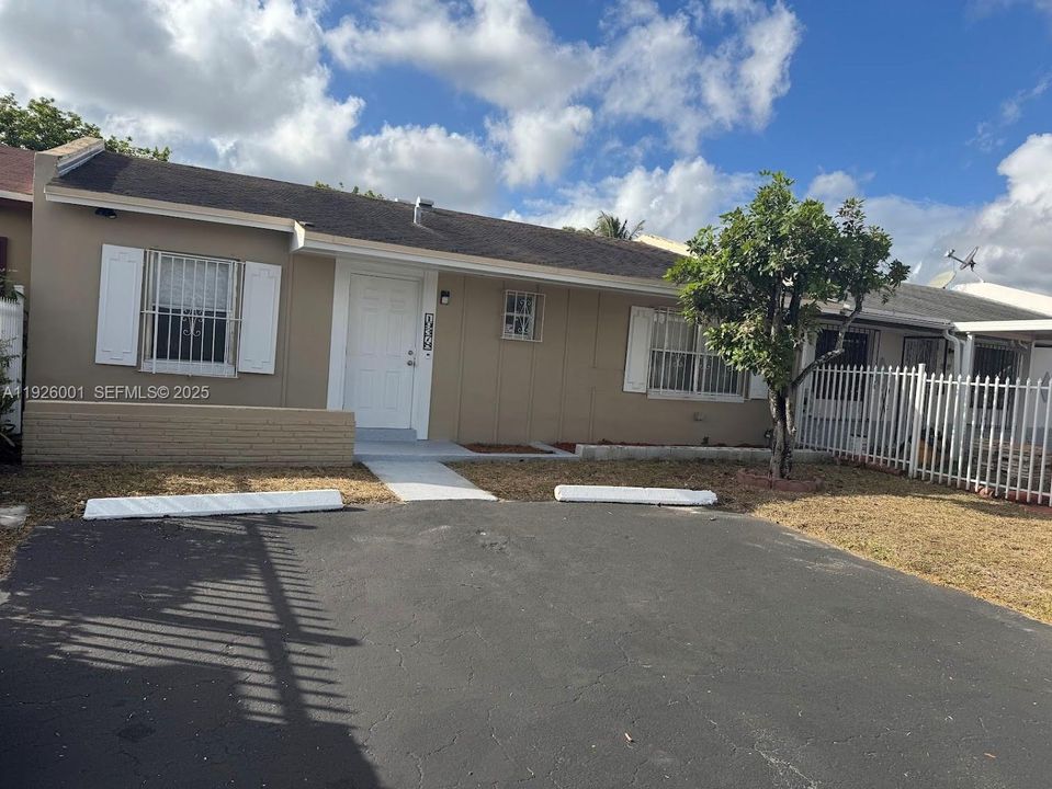 出租: $2,600 (3 贝兹, 1 浴室, 1019 平方英尺)