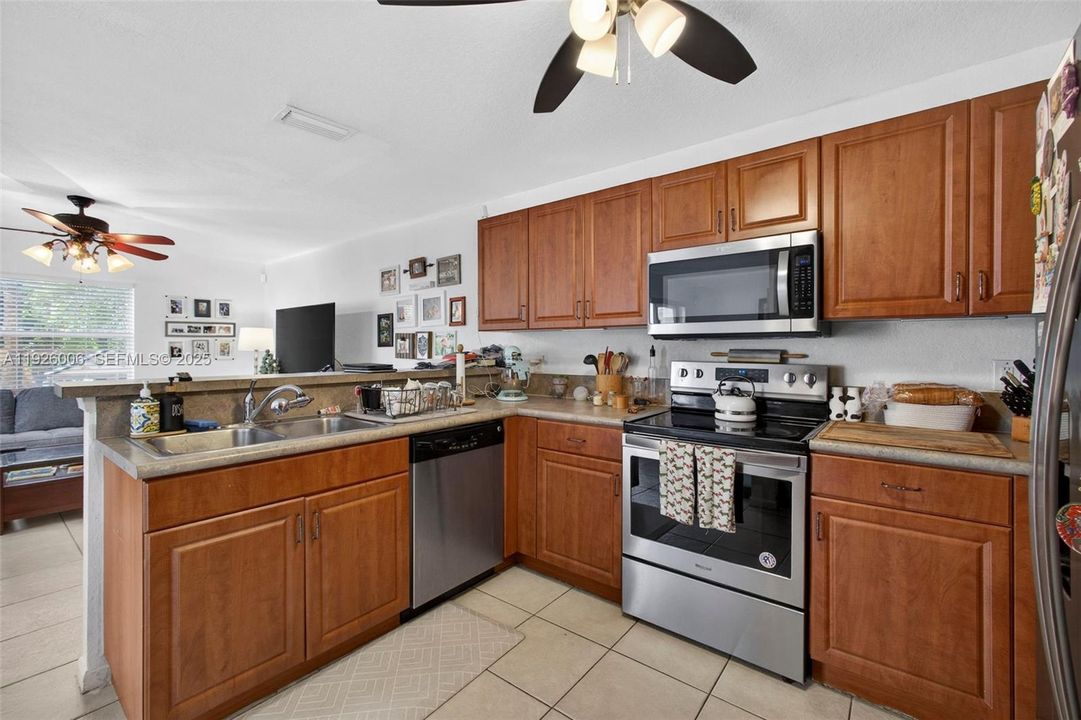 For Sale: $415,000 (3 beds, 2 baths, 1671 Square Feet)