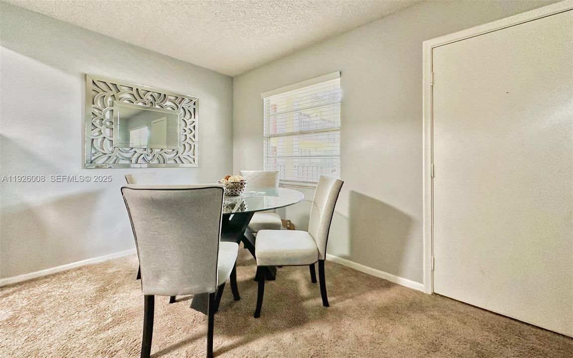 В аренду: $1,900 (2 спален, 1 ванн, 954 Квадратных фут)