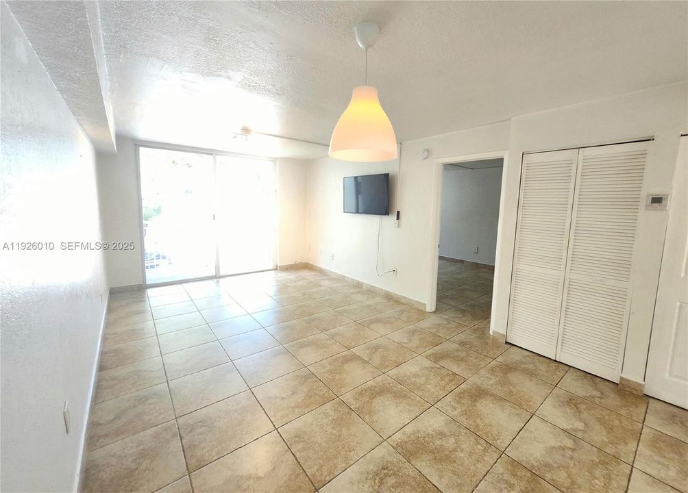 For Rent: $2,500 (1 beds, 2 baths, 752 Square Feet)