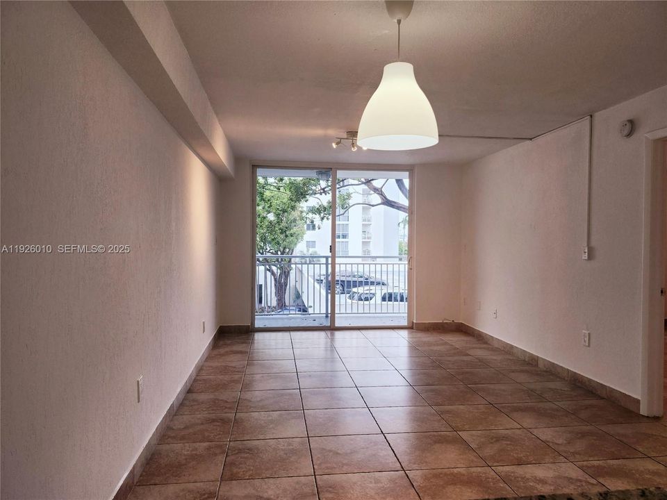 For Rent: $2,500 (1 beds, 2 baths, 752 Square Feet)