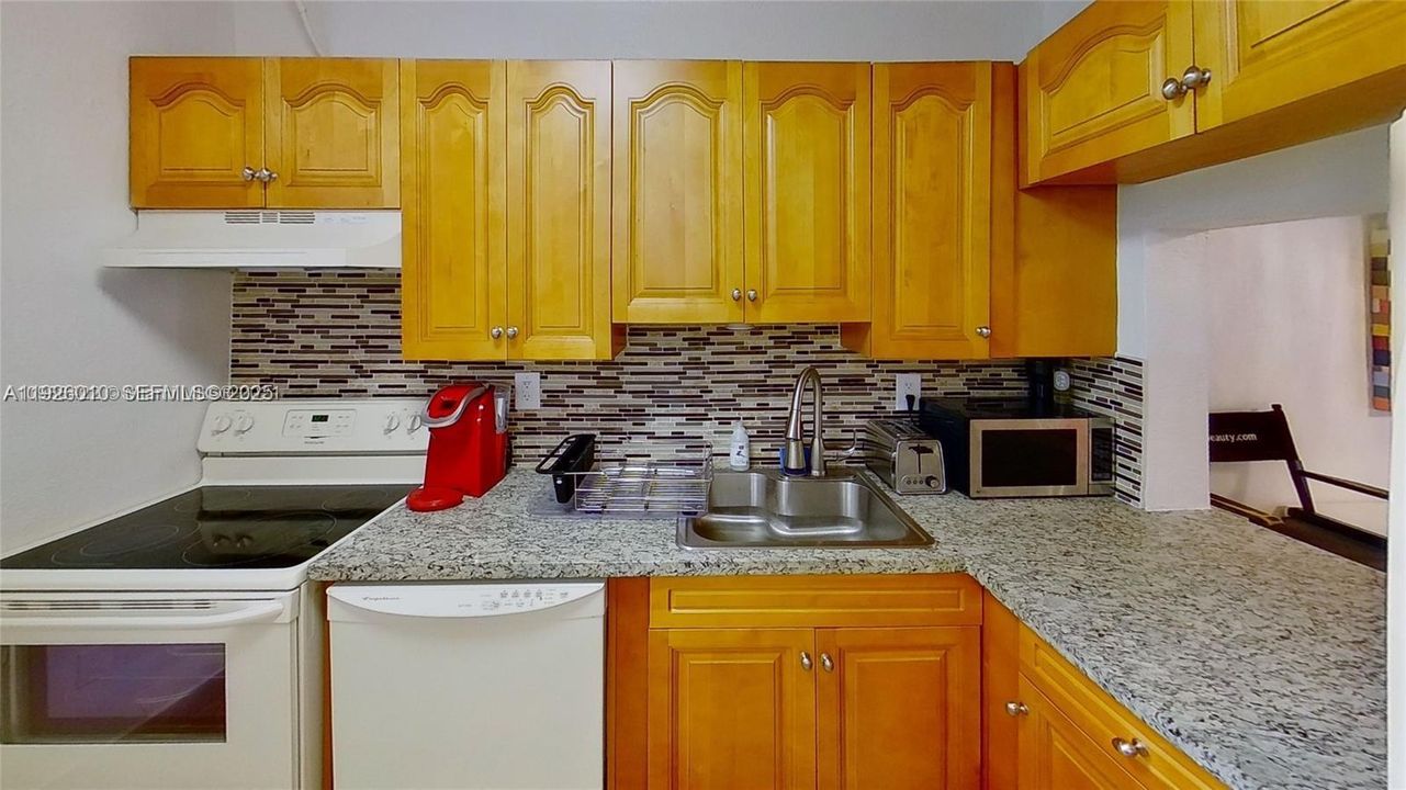 For Rent: $2,500 (1 beds, 2 baths, 752 Square Feet)