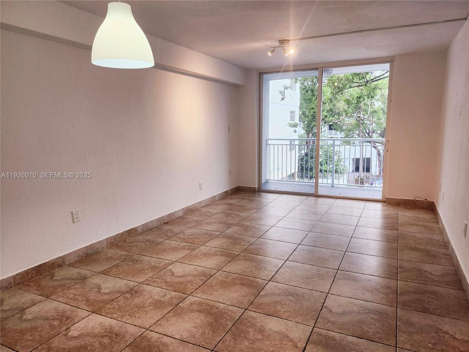 For Rent: $2,500 (1 beds, 2 baths, 752 Square Feet)