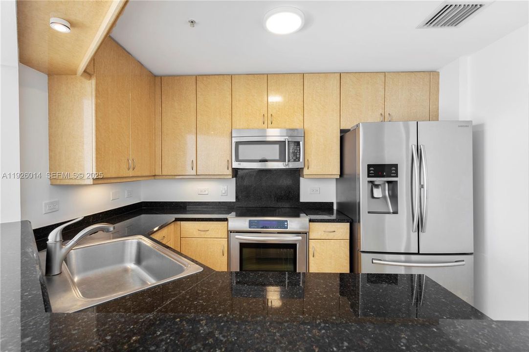 For Rent: $3,350 (1 beds, 1 baths, 878 Square Feet)