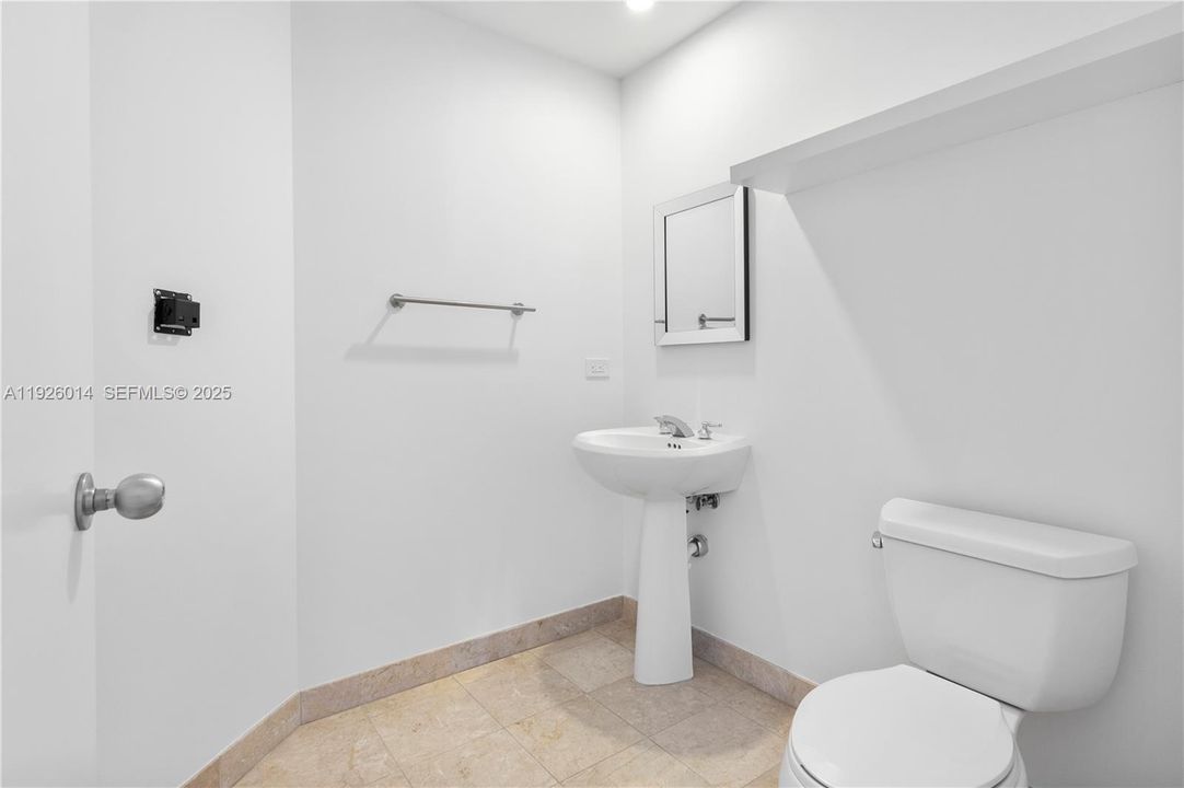 For Rent: $3,350 (1 beds, 1 baths, 878 Square Feet)