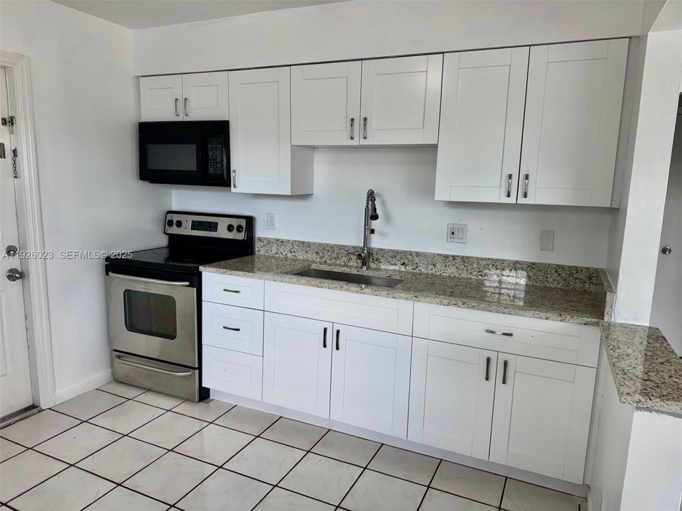 出租: $2,400 (2 贝兹, 1 浴室, 1985 平方英尺)