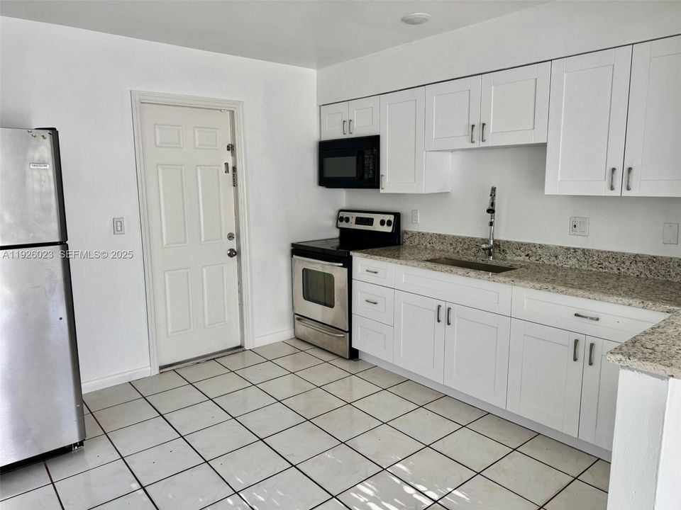 出租: $2,400 (2 贝兹, 1 浴室, 1985 平方英尺)