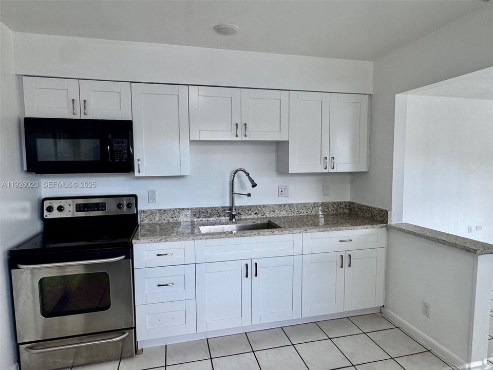 出租: $2,400 (2 贝兹, 1 浴室, 1985 平方英尺)