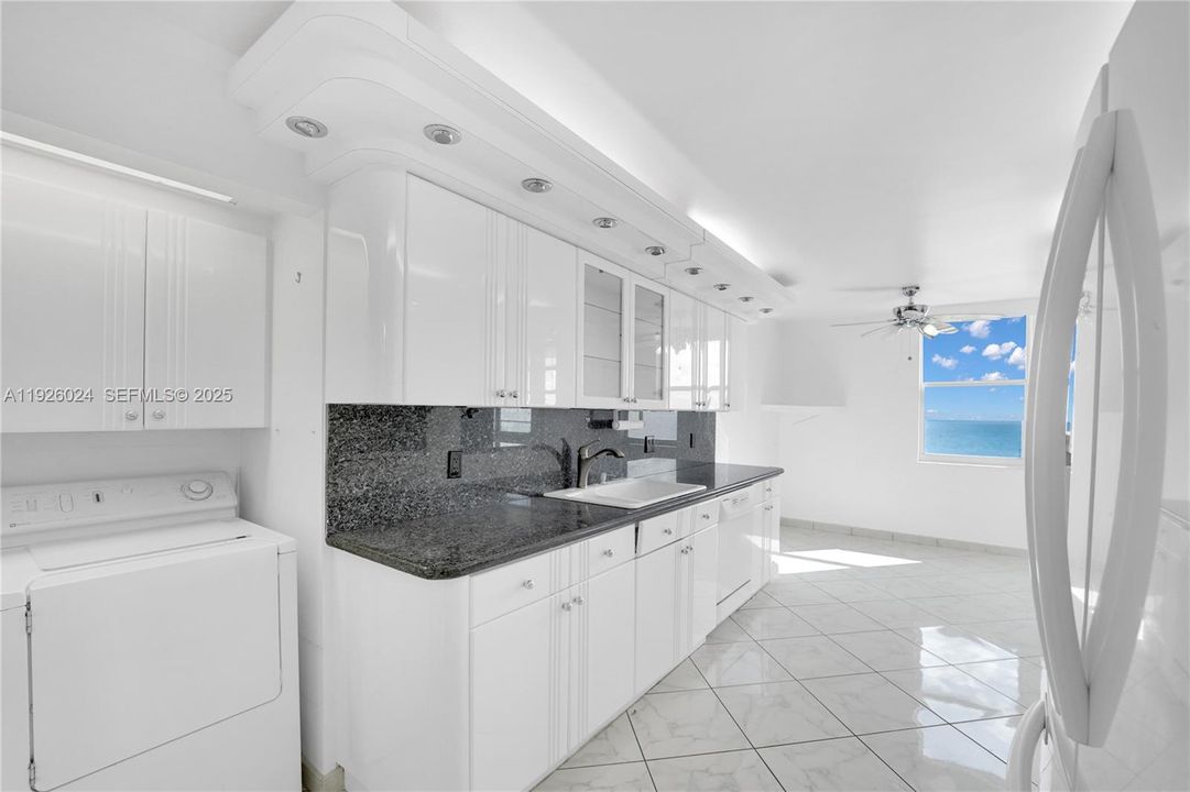 For Sale: $879,000 (2 beds, 2 baths, 2261 Square Feet)