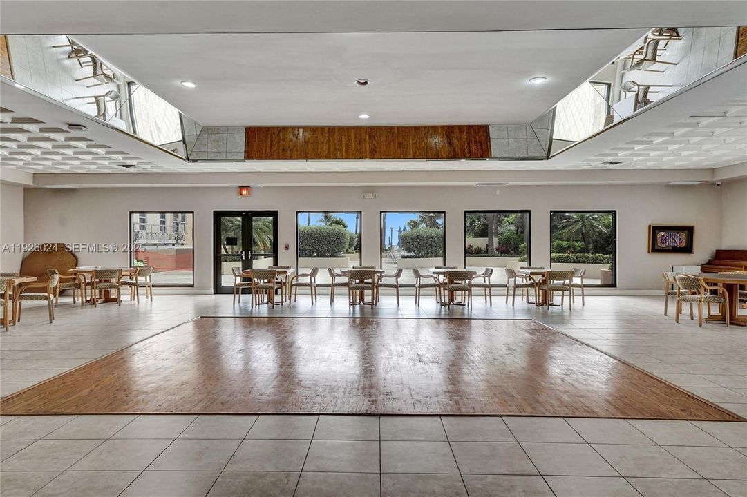 For Sale: $879,000 (2 beds, 2 baths, 2261 Square Feet)