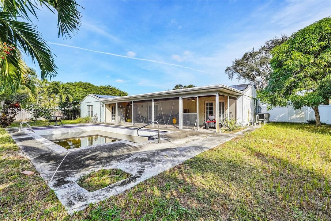 For Sale: $519,900 (4 beds, 2 baths, 1715 Square Feet)