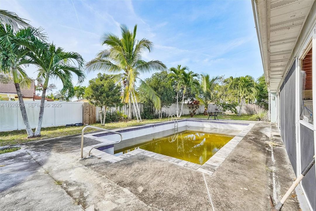 For Sale: $519,900 (4 beds, 2 baths, 1715 Square Feet)