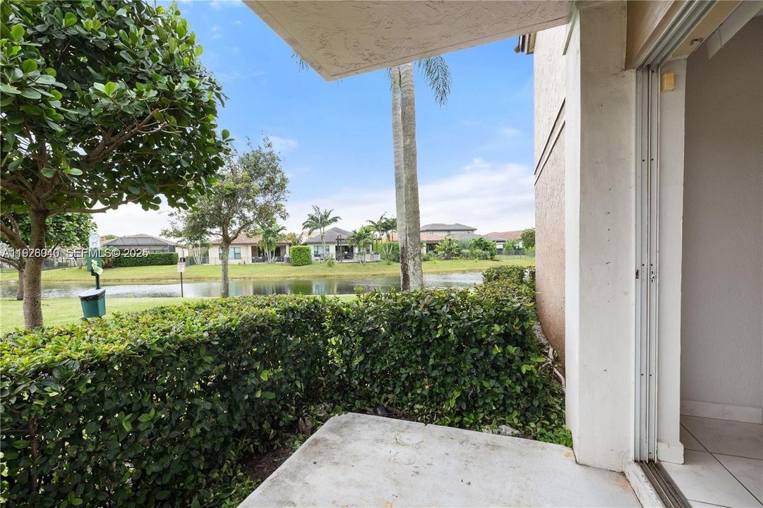 For Rent: $1,950 (1 beds, 1 baths, 843 Square Feet)