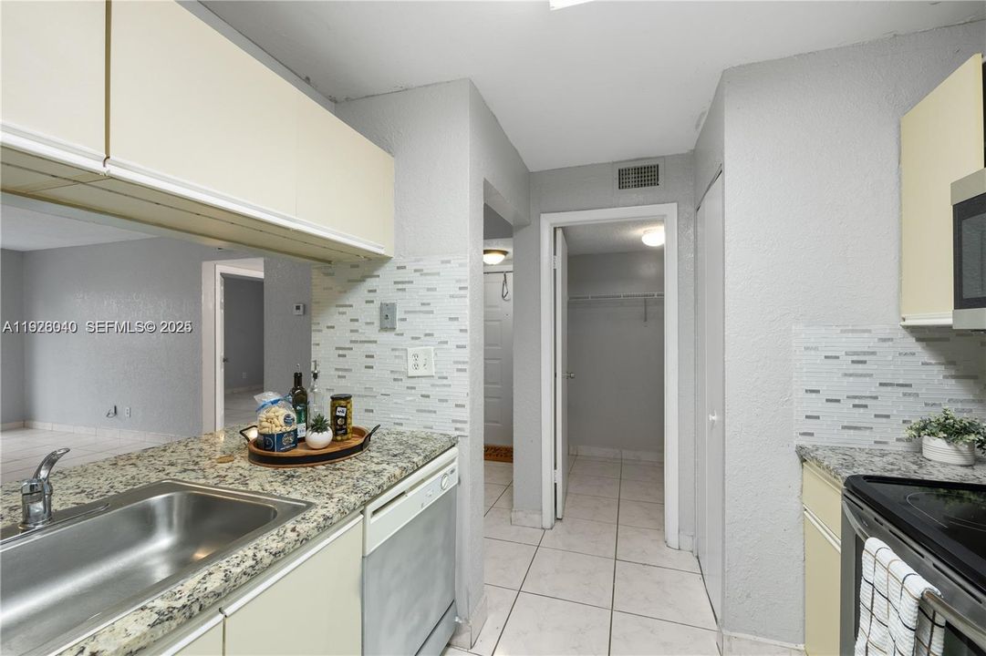 For Rent: $1,950 (1 beds, 1 baths, 843 Square Feet)