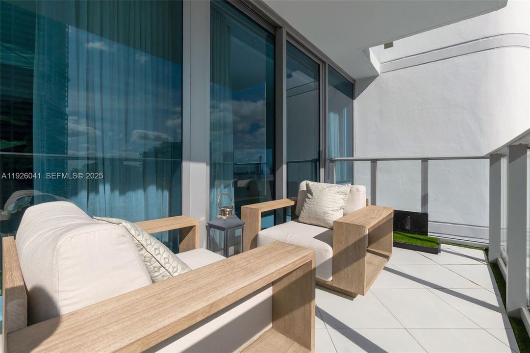 For Sale: $1,200,000 (2 beds, 2 baths, 1500 Square Feet)