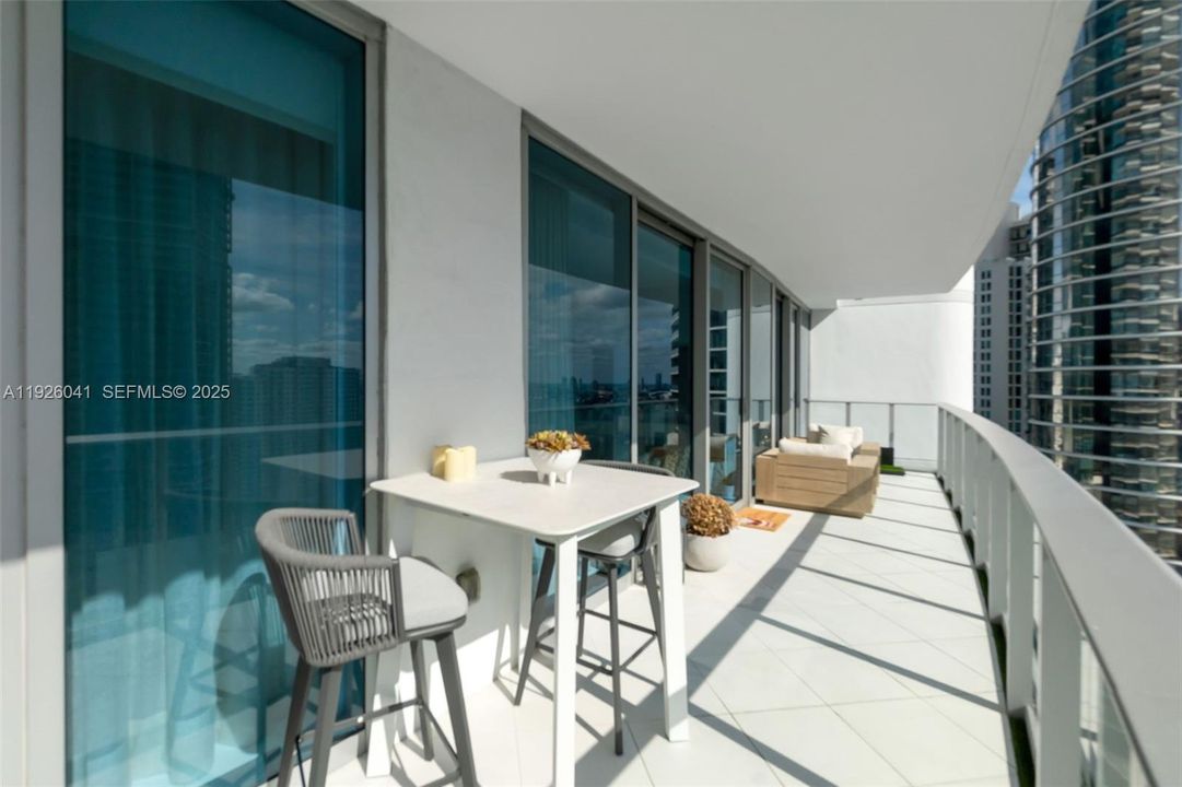 For Sale: $1,200,000 (2 beds, 2 baths, 1500 Square Feet)