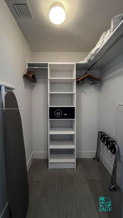 待售: $878,000 (2 贝兹, 2 浴室, 1044 平方英尺)