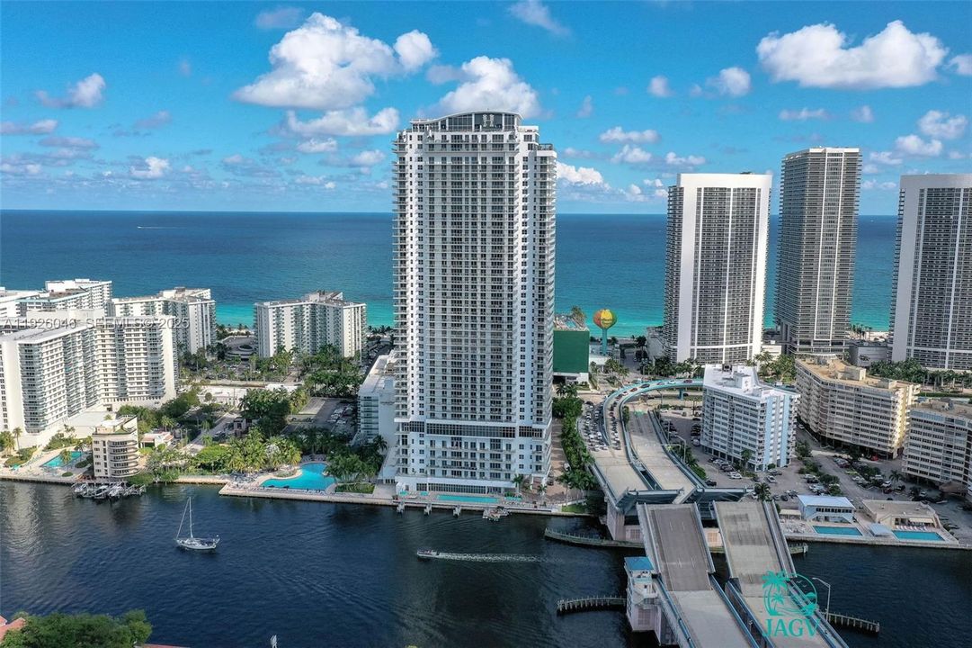 待售: $878,000 (2 贝兹, 2 浴室, 1044 平方英尺)