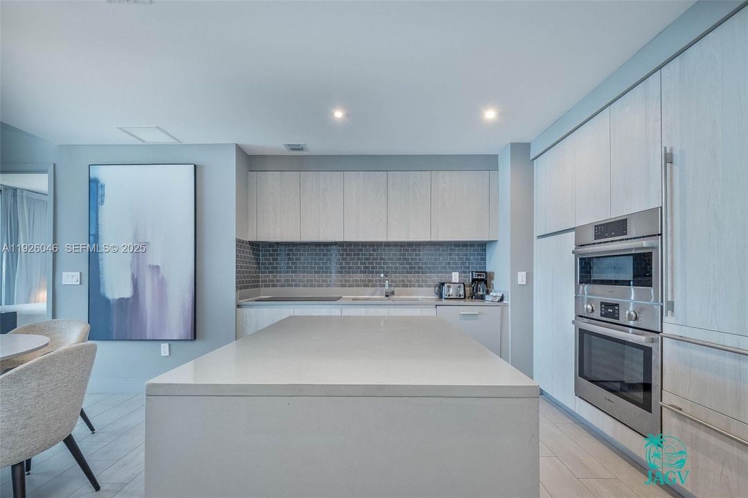 待售: $878,000 (2 贝兹, 2 浴室, 1044 平方英尺)