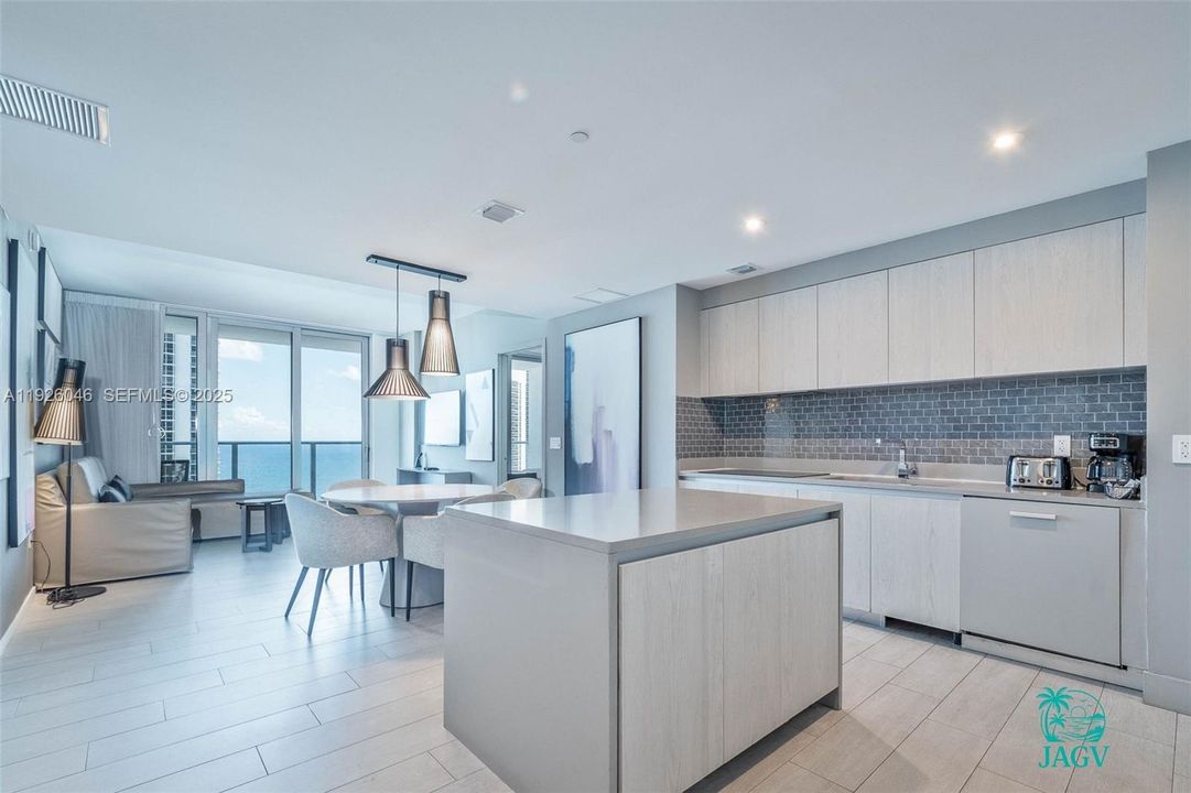 待售: $878,000 (2 贝兹, 2 浴室, 1044 平方英尺)