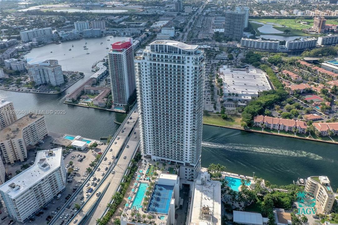 待售: $878,000 (2 贝兹, 2 浴室, 1044 平方英尺)