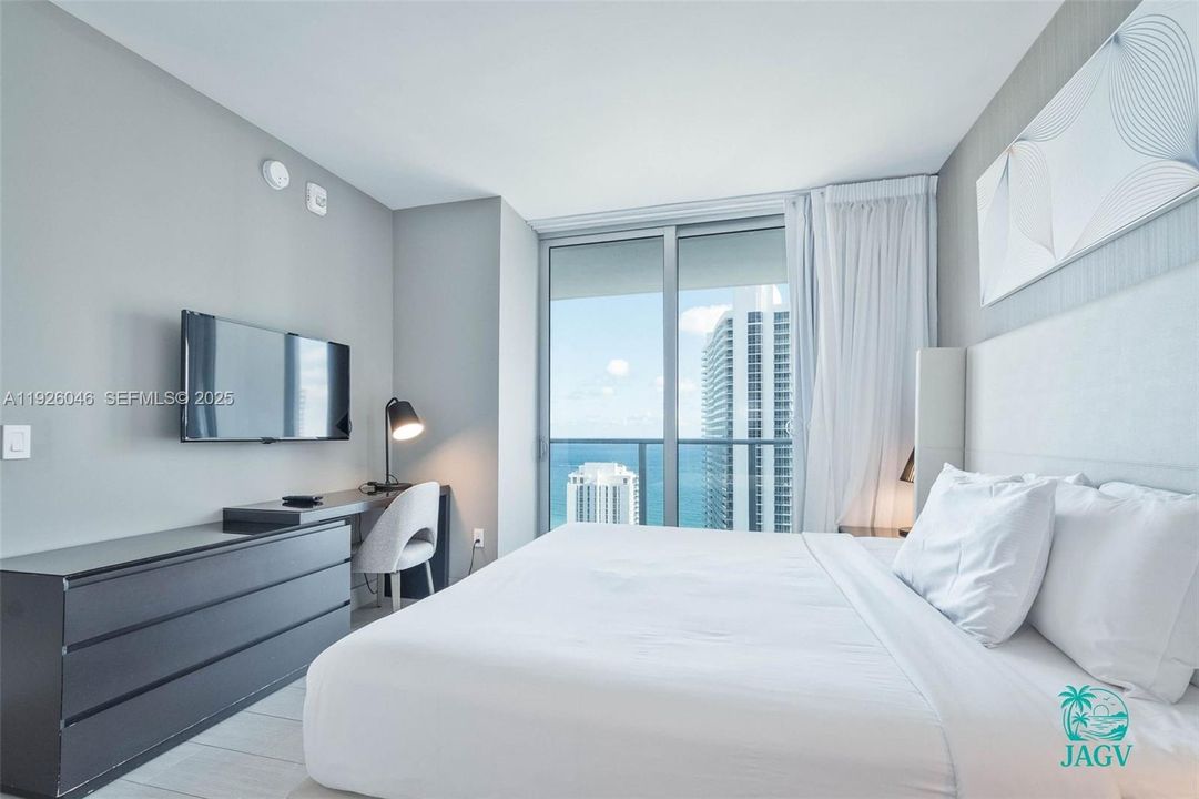 待售: $878,000 (2 贝兹, 2 浴室, 1044 平方英尺)