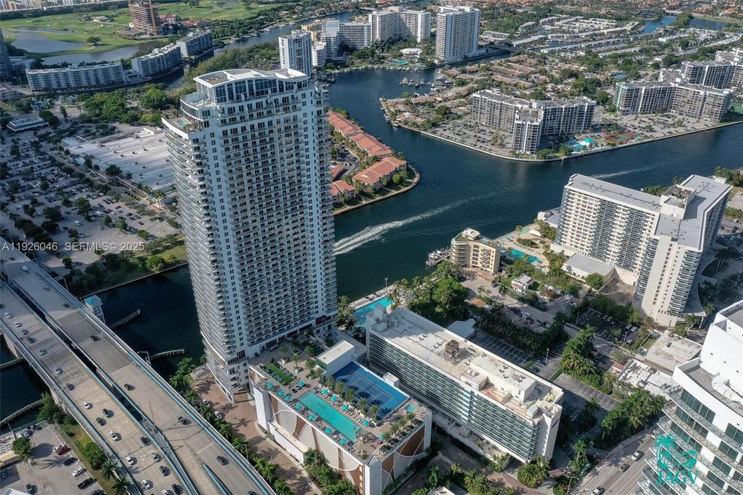 待售: $878,000 (2 贝兹, 2 浴室, 1044 平方英尺)