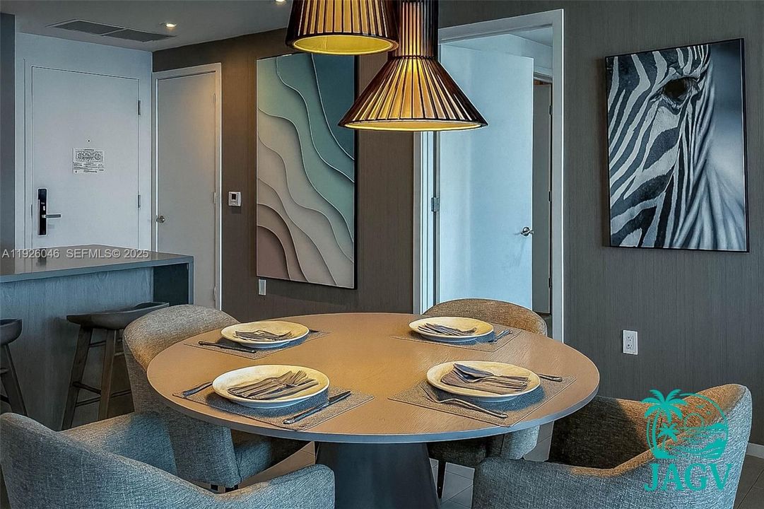 待售: $878,000 (2 贝兹, 2 浴室, 1044 平方英尺)