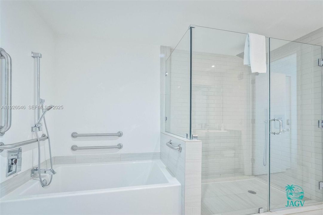 待售: $878,000 (2 贝兹, 2 浴室, 1044 平方英尺)