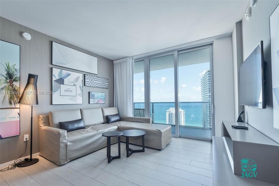 待售: $878,000 (2 贝兹, 2 浴室, 1044 平方英尺)