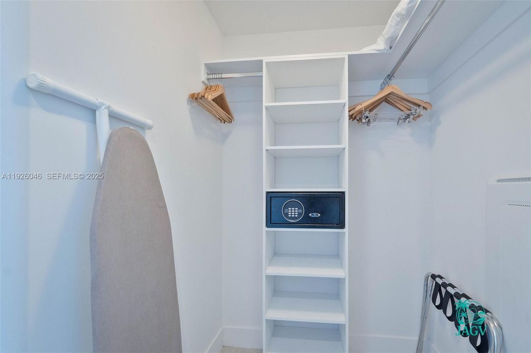 待售: $878,000 (2 贝兹, 2 浴室, 1044 平方英尺)