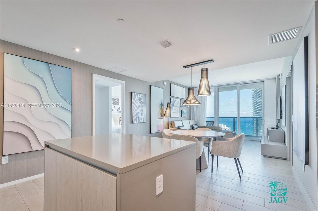 待售: $878,000 (2 贝兹, 2 浴室, 1044 平方英尺)