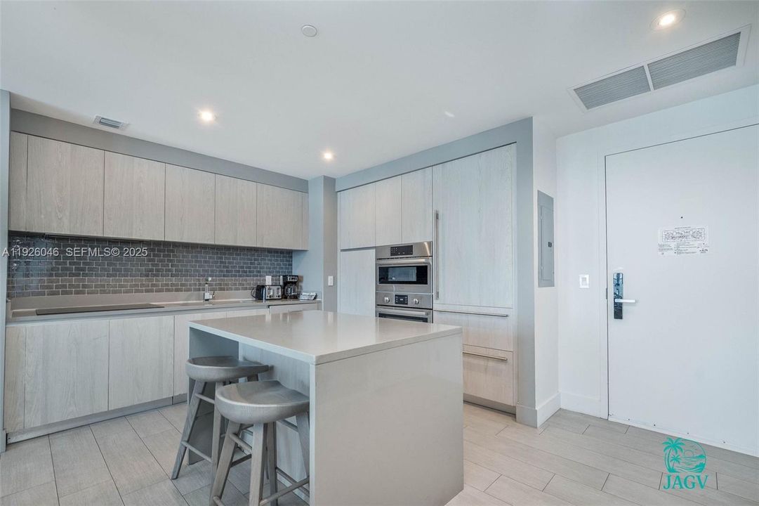 待售: $878,000 (2 贝兹, 2 浴室, 1044 平方英尺)