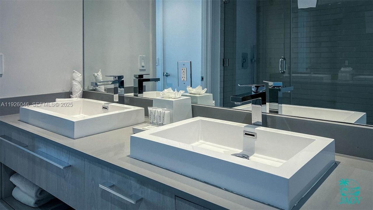 待售: $878,000 (2 贝兹, 2 浴室, 1044 平方英尺)