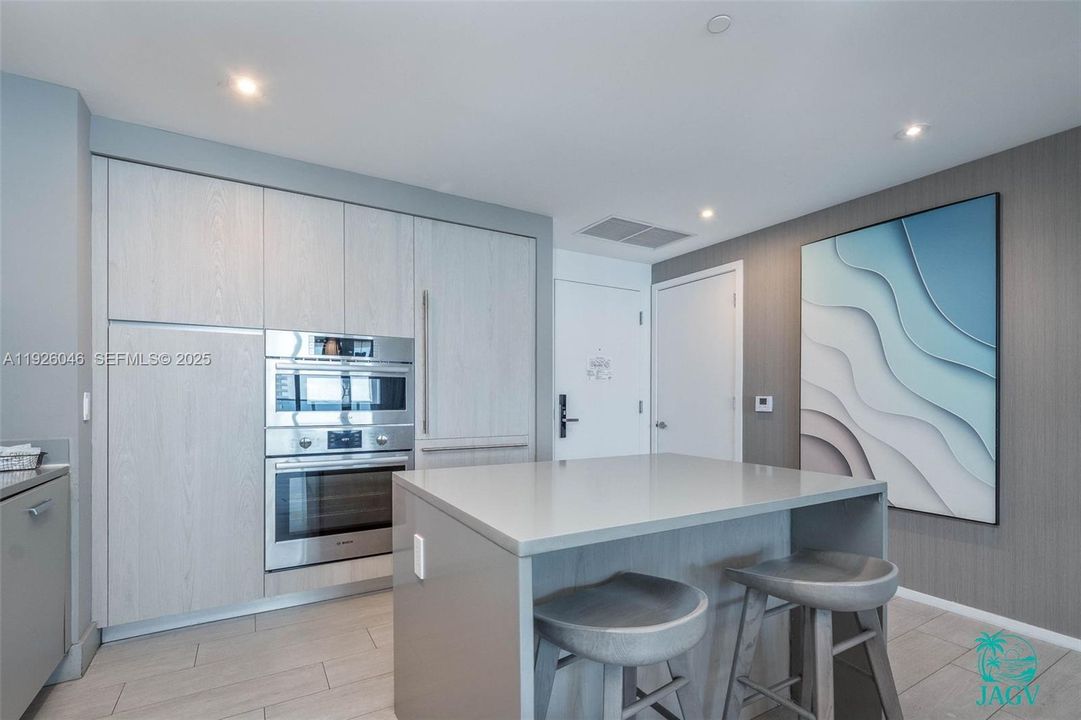 待售: $878,000 (2 贝兹, 2 浴室, 1044 平方英尺)