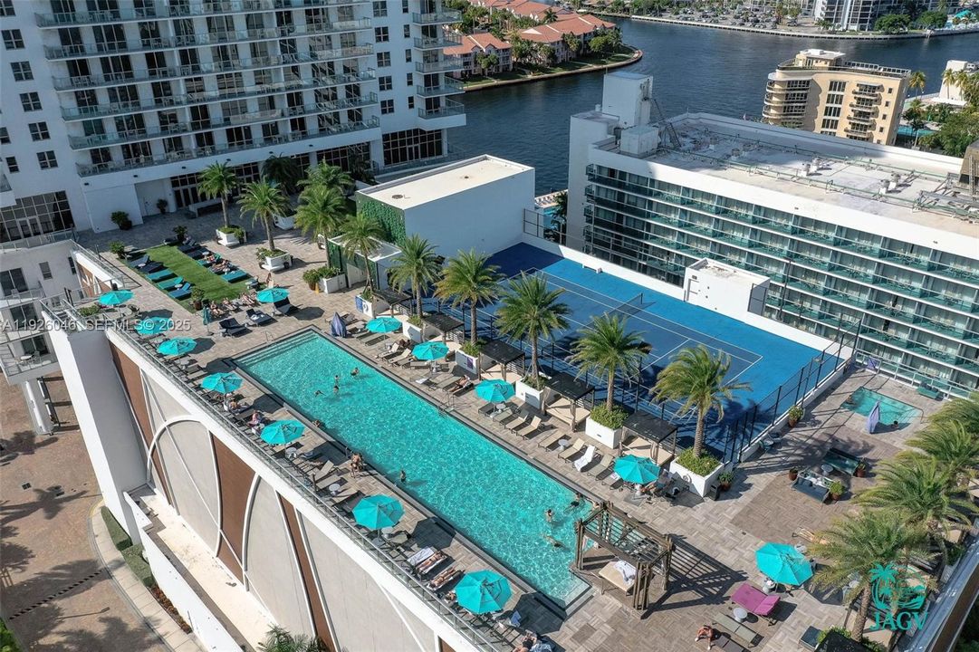 待售: $878,000 (2 贝兹, 2 浴室, 1044 平方英尺)