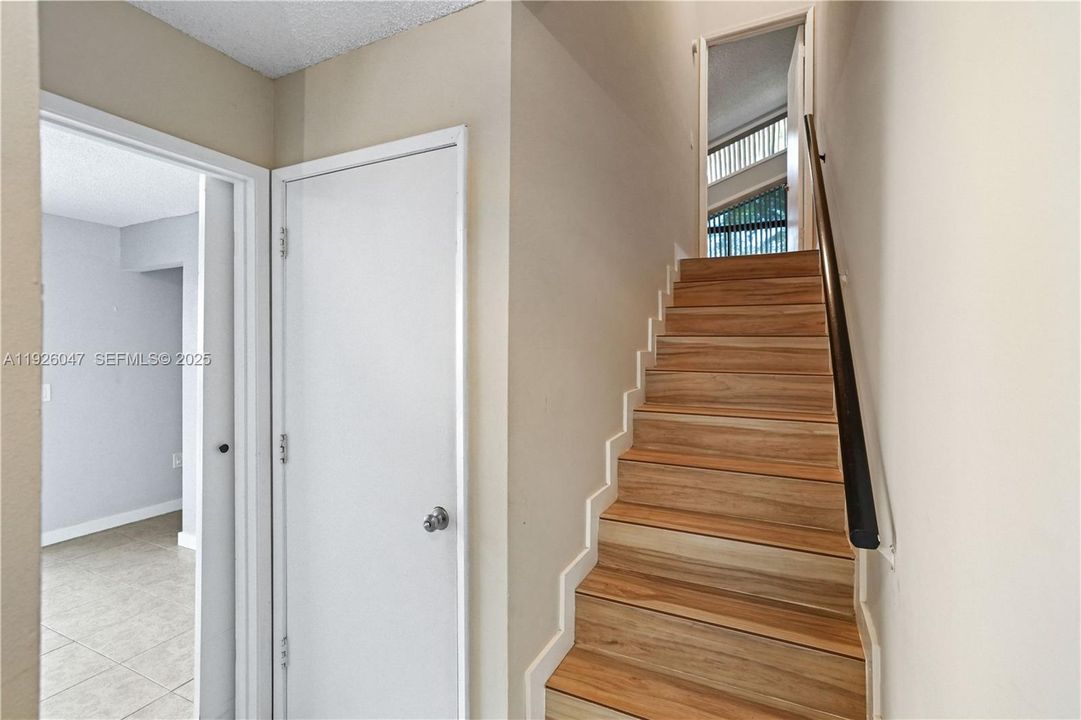 На продажу: $455,000 (3 спален, 3 ванн, 1325 Квадратных фут)