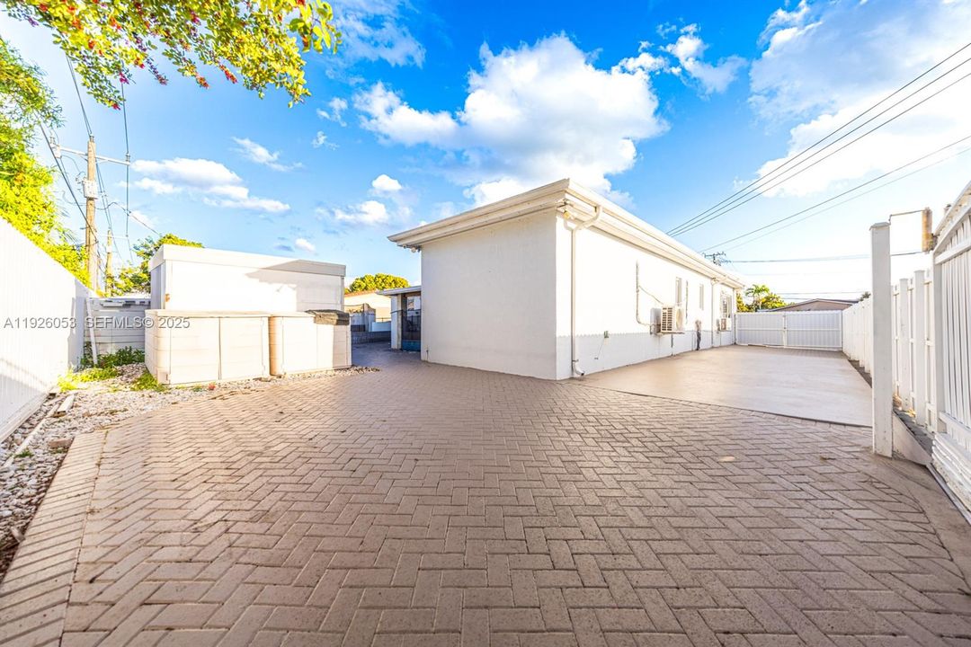 En Venta: $920,000 (3 camas, 2 baños, 2214 Pies cuadrados)