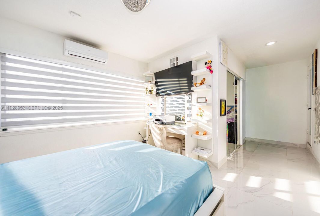 En Venta: $920,000 (3 camas, 2 baños, 2214 Pies cuadrados)