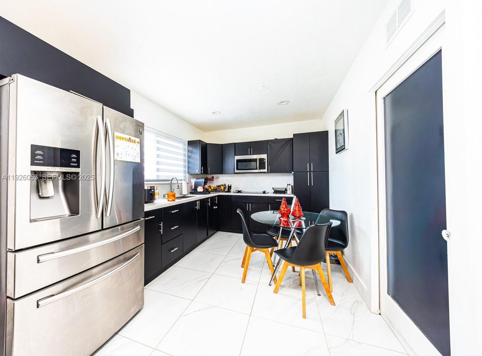 En Venta: $920,000 (3 camas, 2 baños, 2214 Pies cuadrados)