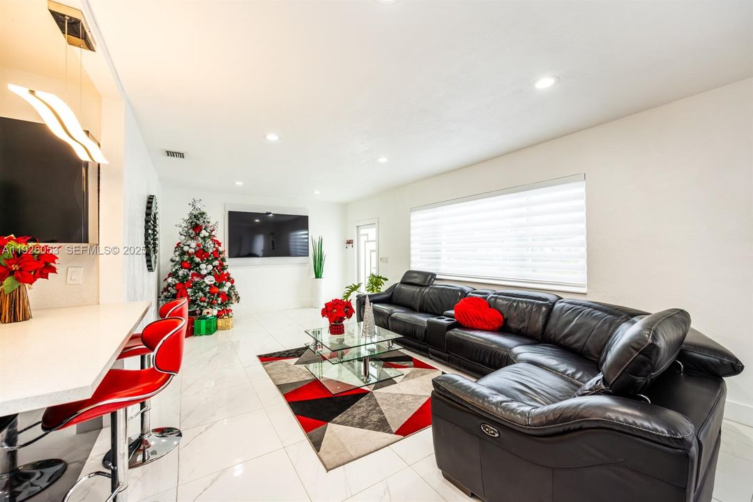 En Venta: $920,000 (3 camas, 2 baños, 2214 Pies cuadrados)