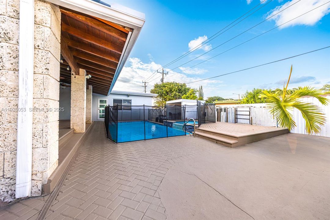 En Venta: $920,000 (3 camas, 2 baños, 2214 Pies cuadrados)