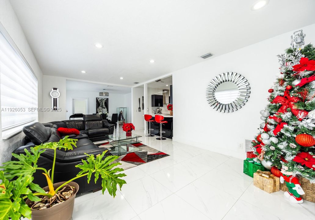 En Venta: $920,000 (3 camas, 2 baños, 2214 Pies cuadrados)