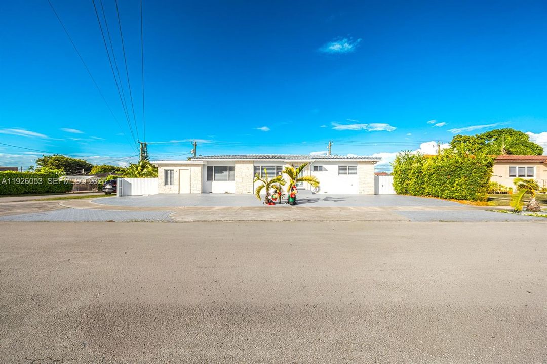 En Venta: $920,000 (3 camas, 2 baños, 2214 Pies cuadrados)