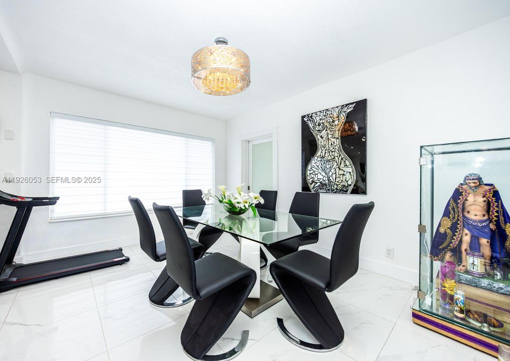 En Venta: $920,000 (3 camas, 2 baños, 2214 Pies cuadrados)