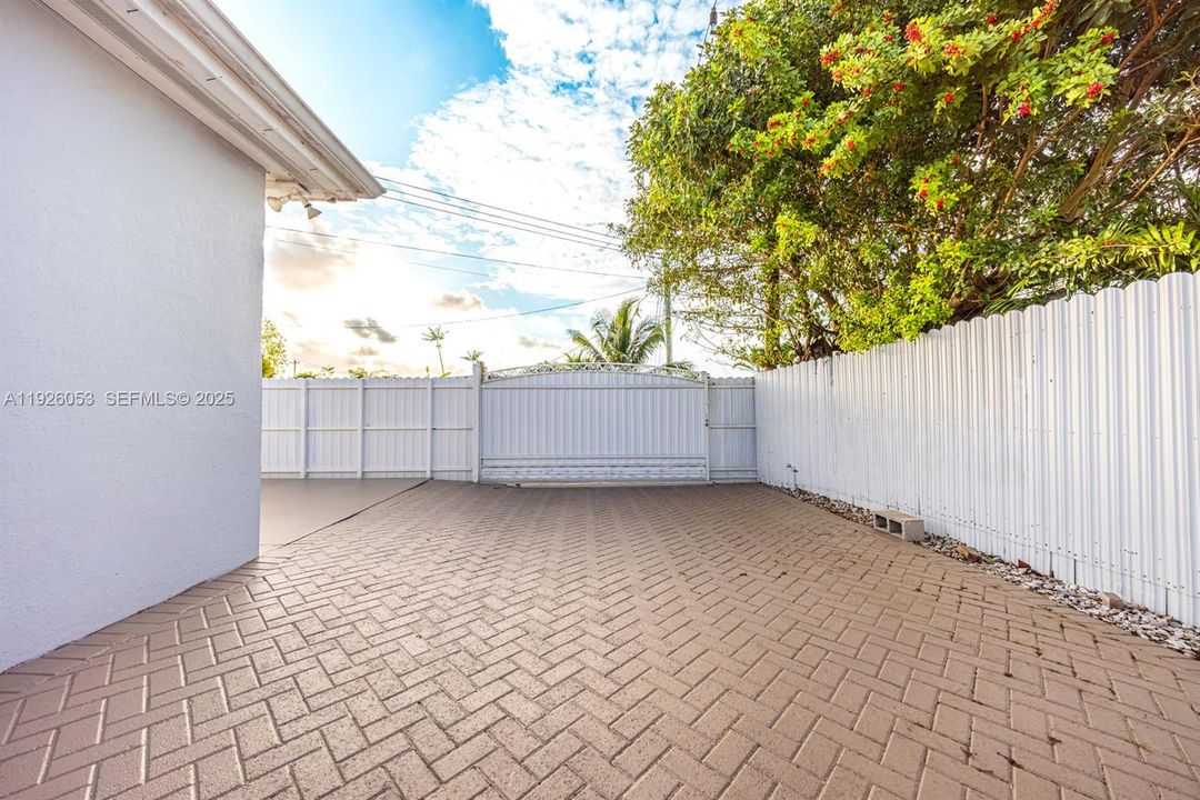 En Venta: $920,000 (3 camas, 2 baños, 2214 Pies cuadrados)