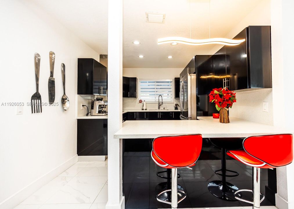 En Venta: $920,000 (3 camas, 2 baños, 2214 Pies cuadrados)